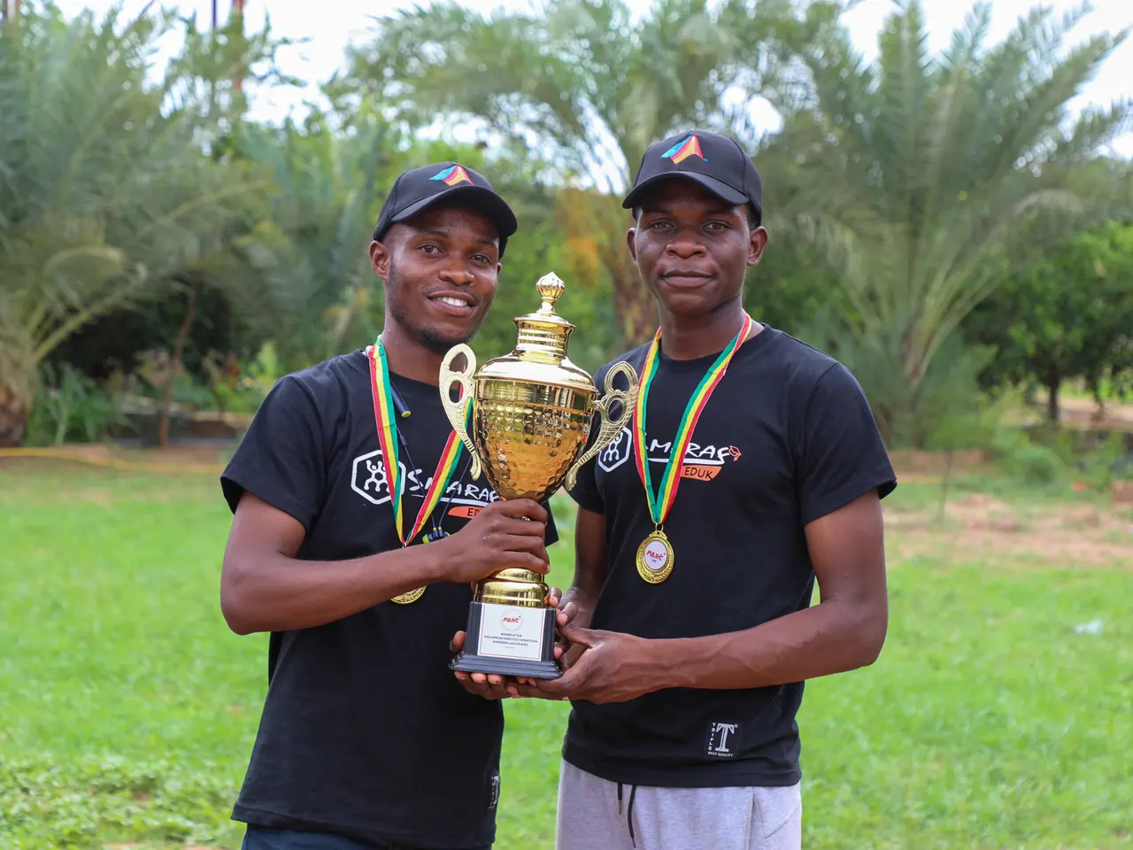 Smaraf Eduk team celebrating in Dakar